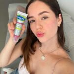 Saraí Meza Instagram - levante la mano mi gente con piel sensible 👀 ufff si yo les contara LA CANTIDAD de productos que he probado que mi pielecita sensible y con rosácea no tolera, se van para atrás. Pero por fin encontré una linea que es gentil con mi piel, me ayuda a tratar la rosácea y también se adapta a mi estilo de vida, que al final es lo más importante. Cetaphil Pro Ar Calm Control es a prueba de brillo, así que para las personitas que trabajamos enfrente de reflectores nos viene muy bien. Les dejo mi rutina de dia para cuando grabo (y la verdad siempre) aprobada por mi dermatóloga 👌🏼: 1. Cetaphil PRO AR espuma de limpieza 2. Cetaphil crema hidratante PRO AR 3. Protector solar 4. bálsamo hidratante de labios #LoNuestroEsLaPiel #LoTuyoEsVivir #VisitaTuDermatologo @cetaphil_mexico
