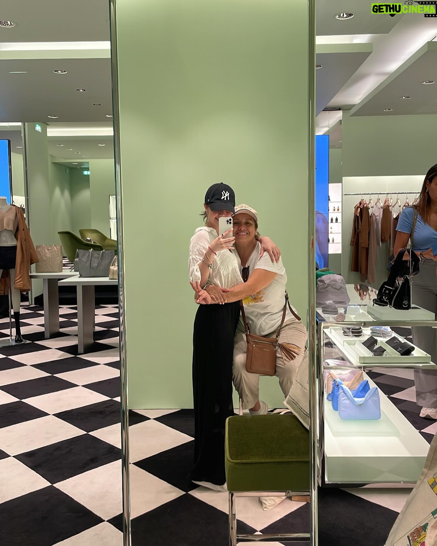 Saraí Meza Instagram - Feliz cumpleaños a la mamá con el corazón más grande del mundo. Que sean muchos cumpleaños más con salud perfecta y sobretodo, con mucho amor. Nunca olvides lo especial que eres para todos los que te rodeamos. Te amo 🩷