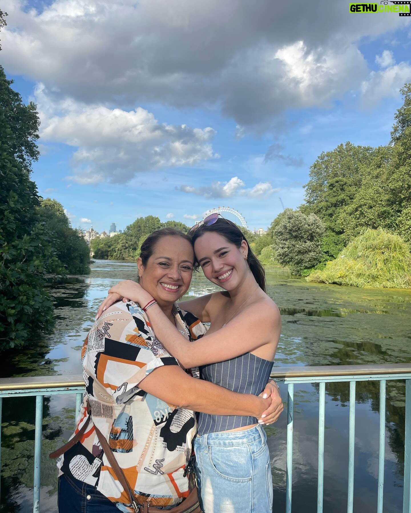 Saraí Meza Instagram - Feliz cumpleaños a la mamá con el corazón más grande del mundo. Que sean muchos cumpleaños más con salud perfecta y sobretodo, con mucho amor. Nunca olvides lo especial que eres para todos los que te rodeamos. Te amo 🩷