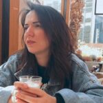 Sara Derzawy Instagram - اكتشفت بالصدفة أن ده بيبقى شكلي لما حد بحبه بيحكيلي حاجة مضايقاه .. ده أصحابي ليهم الجنة والله 😅 متشكرين يا ست @manalawaadsoliman #سارة_درزاوي #مسرح_مصر