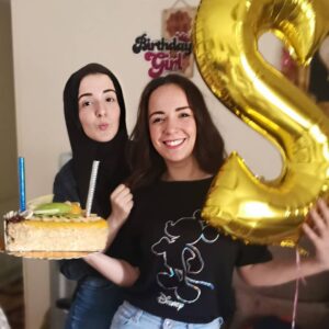 Sara Derzawy Instagram - شكرا لكل اللي بعتلي في عيد ميلادى و فرحني .. اليوم مابيكملش الا بيكم . ⁦❤️⁩😘😘😘 و برغم الظروف احتفلت احتفال صغير كده مع أهم بنتين في حياتي 🥳⁦❤️⁩
#سارة_درزاوي