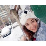 Sara Derzawy Instagram - أنا و وولفي كنا بنستعد للخروج لمواجهة الثلوج 🐺 ❄️ 🌨️ 🏔️ .. 😅 موسكو .. ديسمبر ٢٠١٨ #سارة_درزاوي #مسرح_مصر #russia #moscow #2018 #winter