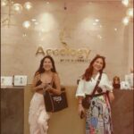 Sara Gurpal Instagram - Pampering day with the best @ruhanisharma94 @ageology.in ♥️ . . . #saragurpal#ruhanisharma