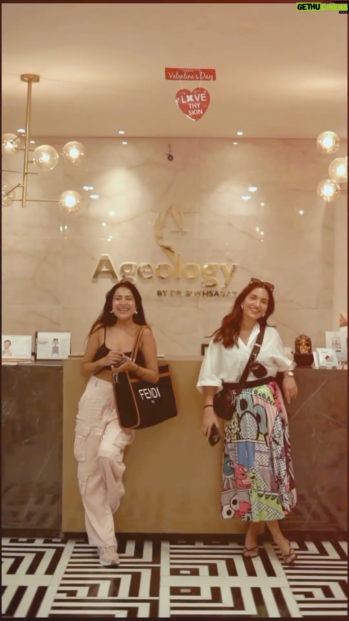 Sara Gurpal Instagram - Pampering day with the best @ruhanisharma94 @ageology.in ♥️ . . . #saragurpal#ruhanisharma