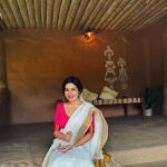 Sara Gurpal Instagram – What a beautiful day 🌸

ഈ മനോഹരമായ അവസ്ഥയിൽ ഇവിടെ എത്തിയതിൽ വളരെ നന്ദിയുണ്ട്.
സാറയിൽ നിന്നുള്ള സ്നേഹം ♥️
📍 @themudhousemarayoor