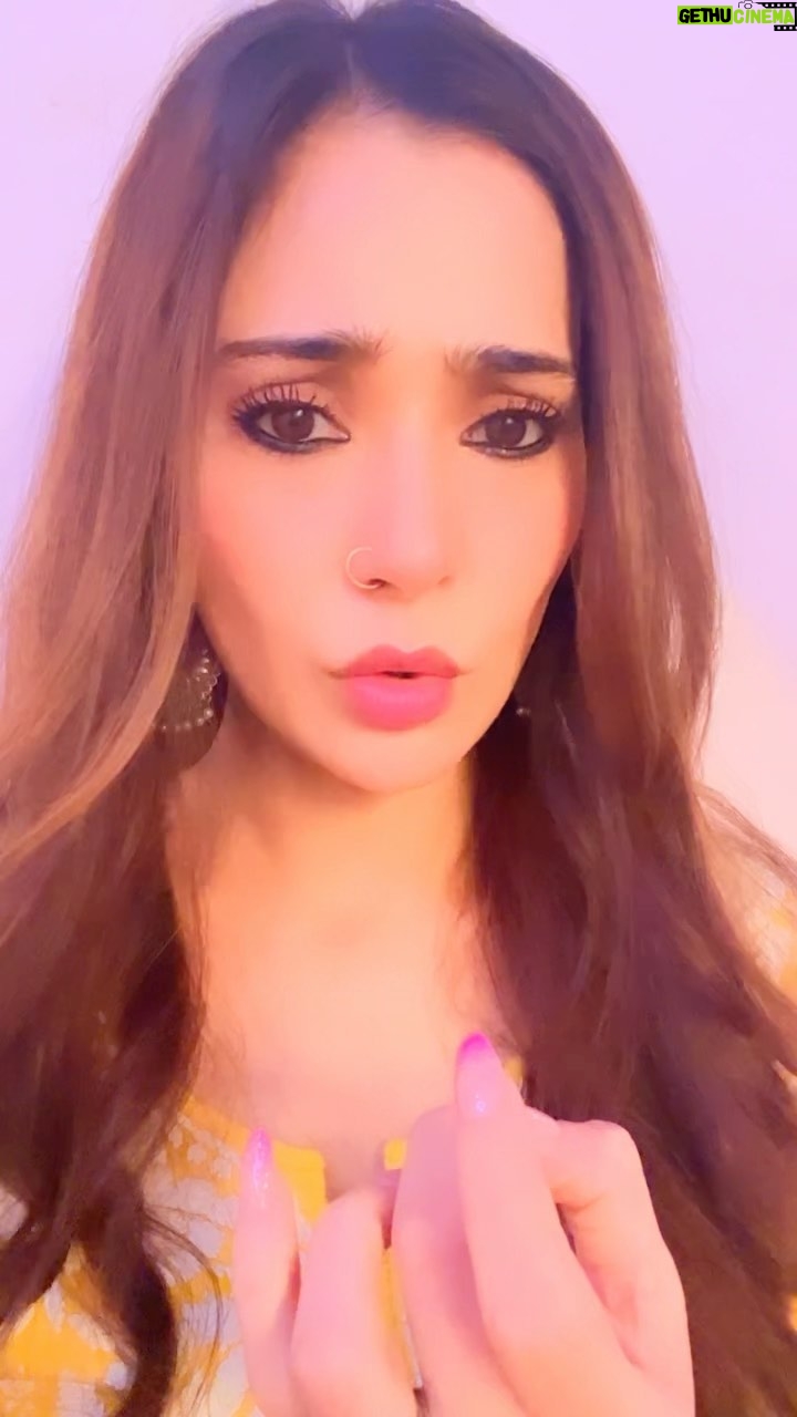 Sara Khan Instagram - What is ur hidden talent ??😂🫣😜 #sarakhan #justforfun #funnyreel #funnyvideos #comedyvideos #comedy #fun #bts