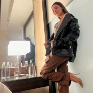 Sara Khan Instagram - Strike a pose ❤️
Thank you @siddharthhsharmaa brother for capturing 📸