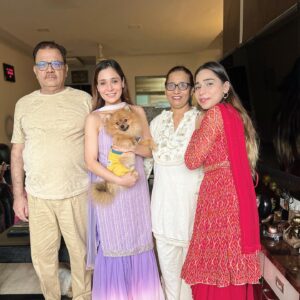 Sara Khan Instagram - Eid-Al-adha Mubarak guys from me and my family to you and your family ❤️ 
Be blessed #eidmubarak #eiduladha #sarakhan #family #blisss #happiness #positivity