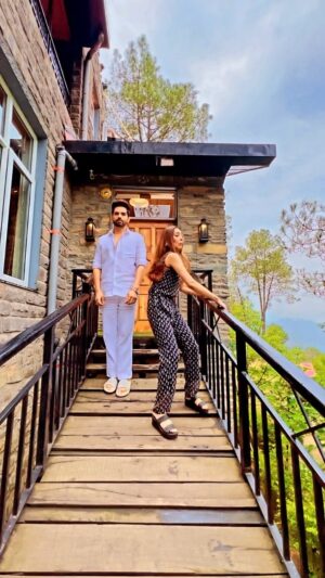 Sara Khan Instagram - Tried not to fall while doing the trend with my cutie @ankitbathla10 
#sarakhan #ankitbathla #friends #bts #shoot #bliss