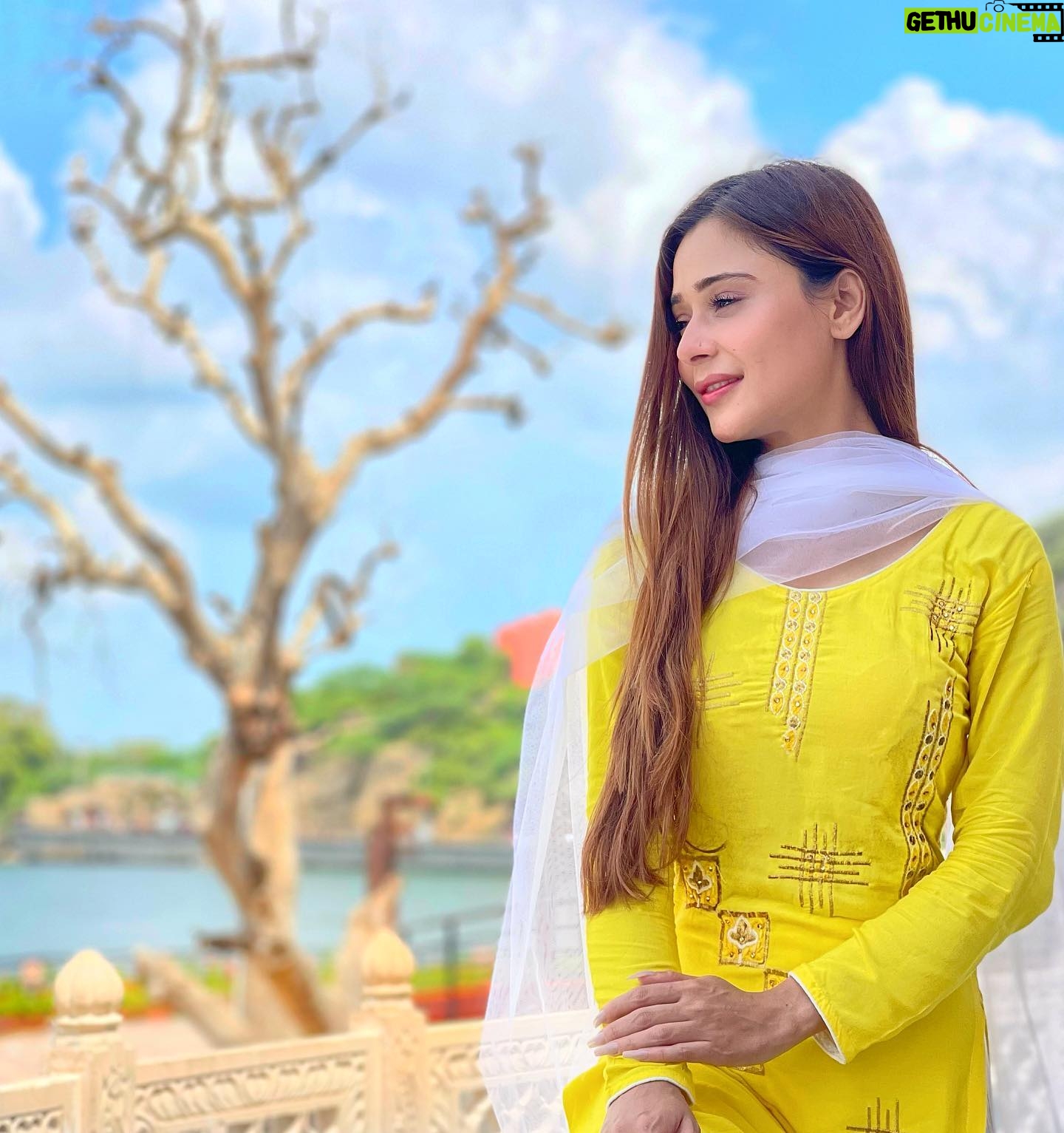 Sara Khan Instagram - In nature nothing is perfect and everything is perfect 🤩 @mrunaljainofficial thank u for this click 🥰 #ssarakhan #ajmer #songshoot #bliss #blessed