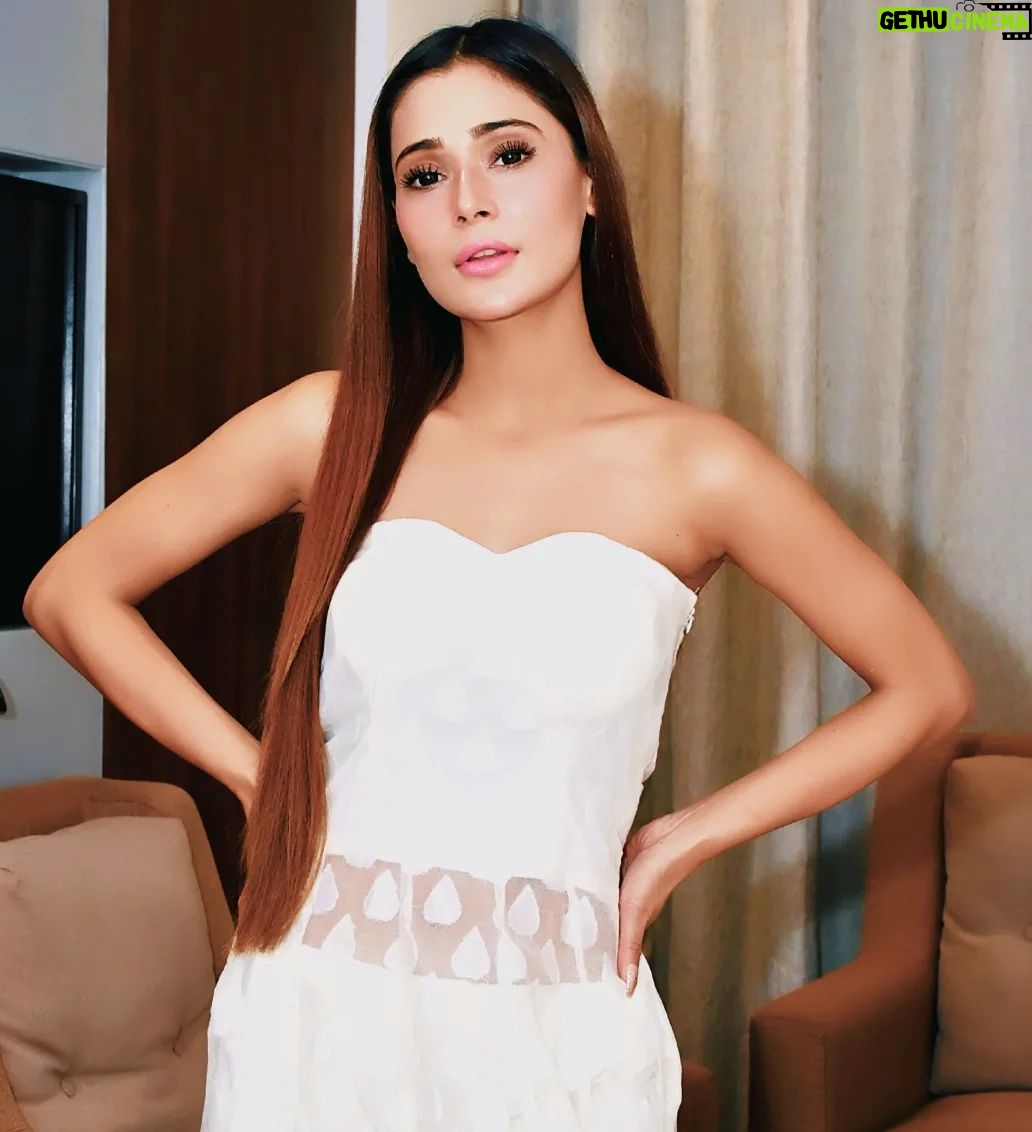 Sara Khan Instagram - Here's wishing all the beautiful ladies out there a very happy Women's Day! 🤍🤗 #SimplySara #SaraSquad #SaraKhan #LockUppQueen #likesforlike #liketime #follow4followback #followtrain #vsco #igers #followforfollowback