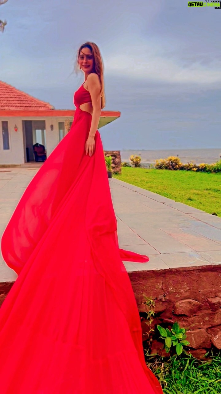 Sara Khan Instagram - ❤️❤️💃💃 🍀 #sarakhan #happyhappy #bts #sarakhancreation #pratilipi #sarakisarikahani