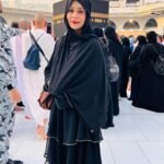 Sara Khan Instagram - I used to question why people visit religious sites just to take photos and show off, but when I visited Al-Haram, my family and friends were inspired by me and started planning their trips too. That’s when I realized the value of inspiring others. Now, I can include Umrah in my travel plans with friends, as they have become more open to the idea.. thank you @raheena.irshad my soul sister for being a part of this beautiful journey 🥰🥰🥰 .. by including umrah in my travel plan means , like they are more opened to the idea of letting a woman visit without their mehram, hence it’s easy to plan anytime to go to alharam even with your friends and family members ❤️ #umrahinramadan #blissss #happiness #blessed #alhamdulilah P.s. I clicked these photos the next day after completing my umrah (The world can only improve if we begin to focus on the positives in every situation.)😊😇🙏 Since my lips were getting dry I applied the only cherry red lip balm I was carrying 🫣😂😜