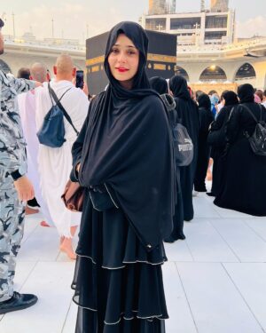 Sara Khan Instagram - I used to question why people visit religious sites just to take photos and show off, but when I visited Al-Haram, my family and friends were inspired by me and started planning their trips too. That’s when I realized the value of inspiring others. Now, I can include Umrah in my travel plans with friends, as they have become more open to the idea.. 
thank you @raheena.irshad my soul sister for being a part of this beautiful journey 🥰🥰🥰 .. by including umrah in my travel plan means , like they are more opened to the idea of letting a woman visit without their mehram, hence it’s easy to plan anytime to go to alharam even with your friends and family members ❤️
#umrahinramadan #blissss #happiness #blessed #alhamdulilah
P.s. I clicked these photos the next day after completing my umrah 
(The world can only improve if we begin to focus on the positives in every situation.)😊😇🙏
Since my lips were getting dry I applied the only cherry red lip balm I was carrying 🫣😂😜
