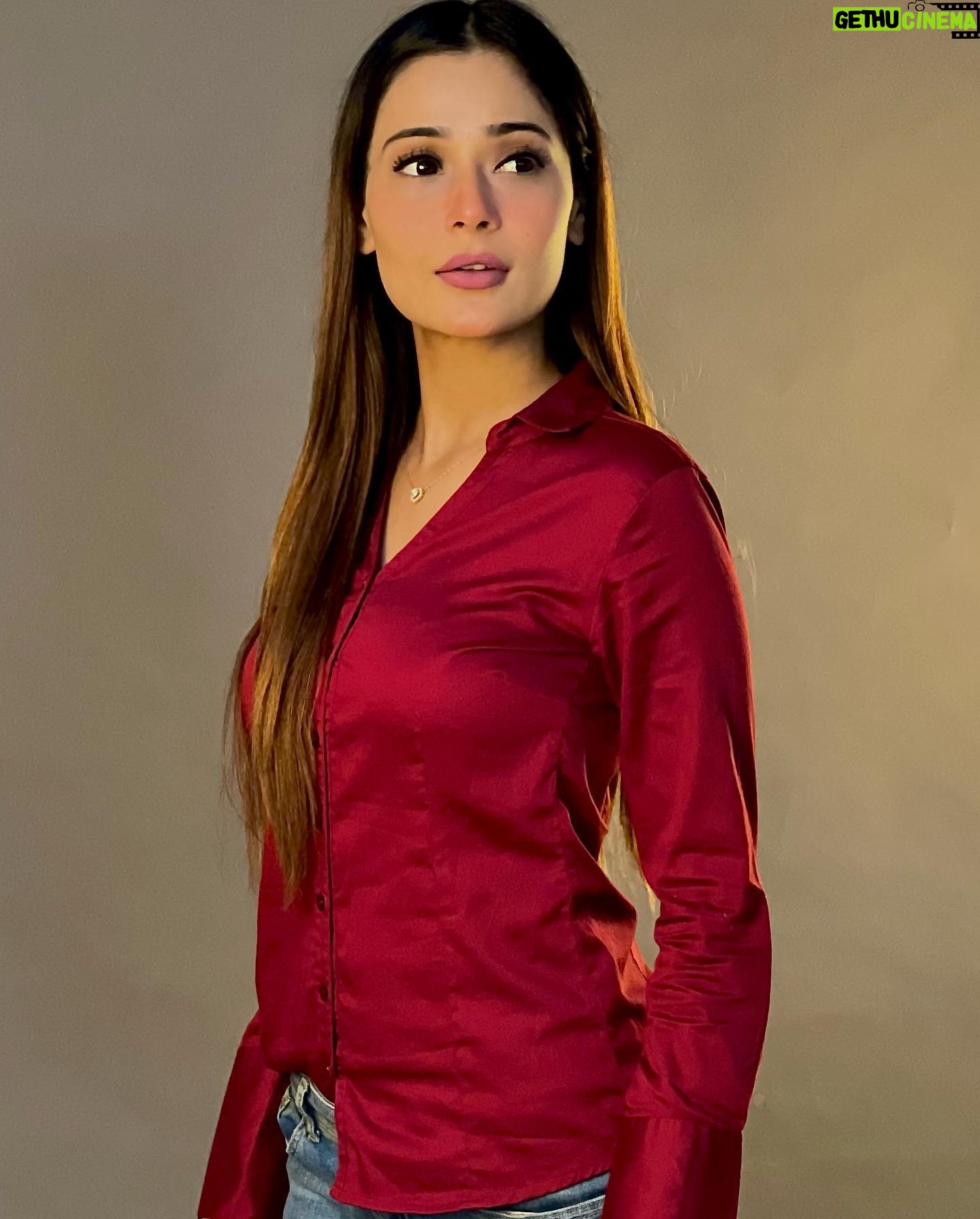 Sara Khan Instagram - Next time you think of beautiful things, don’t forget to count yourself in 🥰🥰🥰 #ssarakhan
