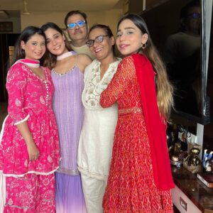 Sara Khan Instagram - Eid-Al-adha Mubarak guys from me and my family to you and your family ❤️ 
Be blessed #eidmubarak #eiduladha #sarakhan #family #blisss #happiness #positivity