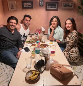 Sara Khan Instagram - Meeting after 11 years ❤️❤️ Big boss 4 reunion ❤️❤️❤️
