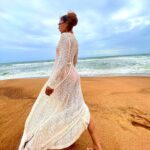 Sara Khan Instagram – Sky above !!sand below!! peace within ❤️❤️❤️❤️
#ssarakhan