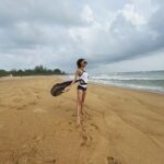 Sara Khan Instagram – There is no need to have it all 
Just make the best of WHAT YOU HAVE 🖤🦋🤍🖤🦋🤍
#ssarakhan #wanderer #sea #sand #sky #peace #beach #love #happiness