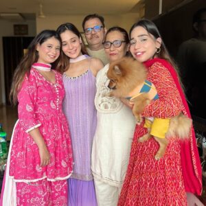 Sara Khan Instagram - Eid-Al-adha Mubarak guys from me and my family to you and your family ❤️ 
Be blessed #eidmubarak #eiduladha #sarakhan #family #blisss #happiness #positivity