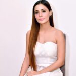 Sara Khan Instagram – Aspire to inspire before we expire 😉✊✊ 
#ssarakhan