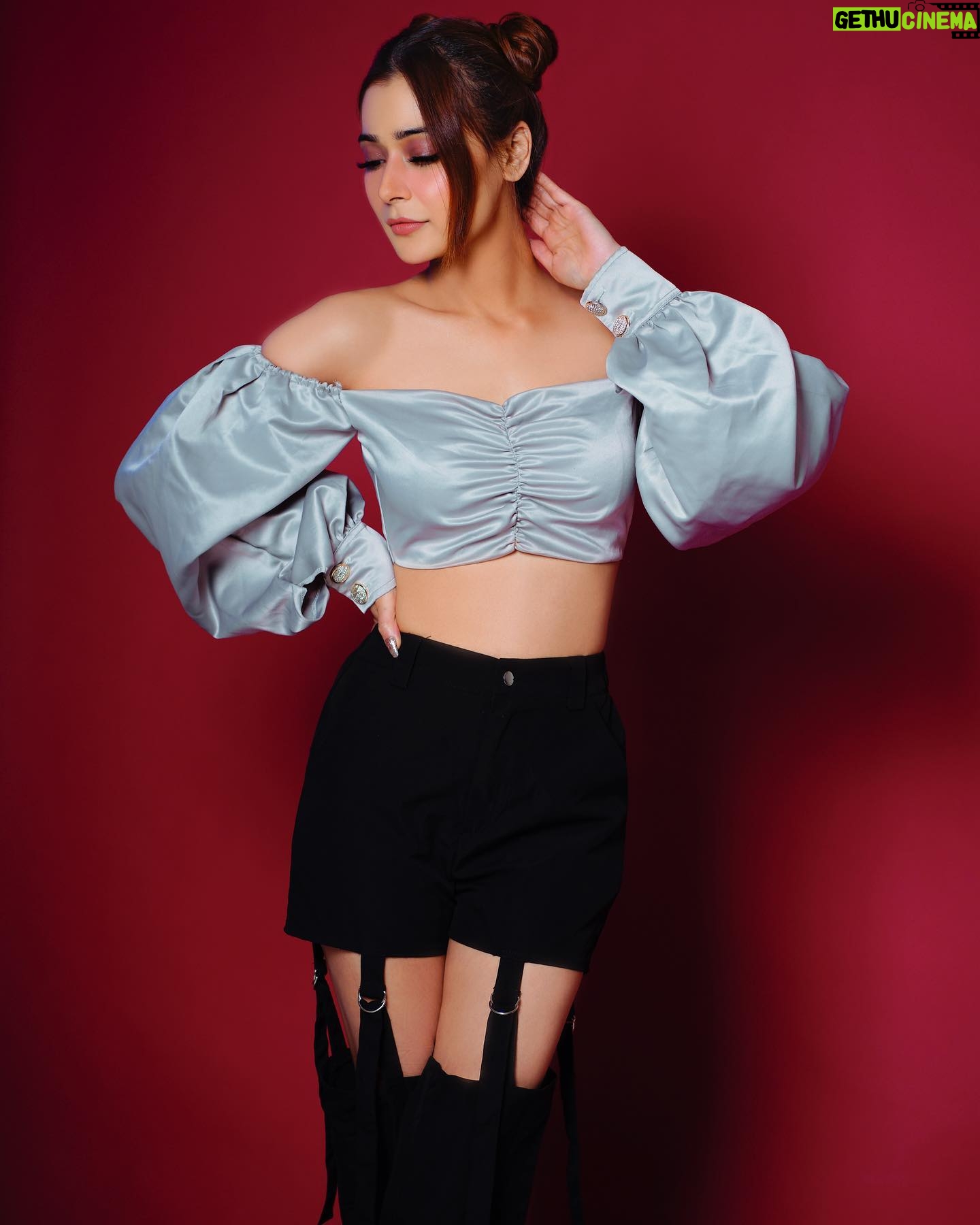 Sara Khan Instagram - Silver , Gold 🤩 I don’t discriminate! I like sparky things 🤩 Stylist- @stylebyriyajn Photography - @abhay_r_kirti Makeup- @makeupbyshaheenshaikh Hair- @abidansanri Outfit- @amorecoutureofficial Location courtesy- @byou.in x @tejalpimpley Team- @greenlight__media