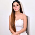 Sara Khan Instagram - Aspire to inspire before we expire 😉✊✊ #ssarakhan