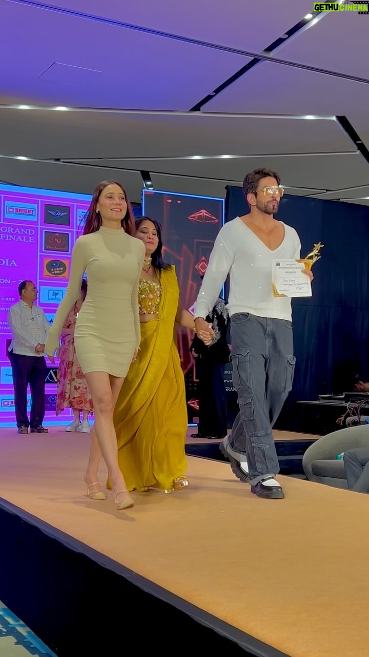 Sara Khan - 62.9K Likes - Miss and Mrs. Persona glam awards done right
#mumbai #event #bliss
