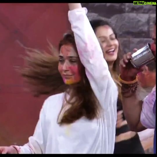 Sara Khan Instagram - May your Holi be as wholesome and beautiful as Sara in these clips 😍🥰 #HappyHoli #SimplySara #SaraKhan @ektarkapoor @kanganaranaut @mxplayer @altbalaji @lockuppgame . . #likesforlike #liker #follow4followback #followforfollowback #vsco #igers
