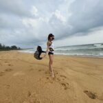Sara Khan Instagram – There is no need to have it all 
Just make the best of WHAT YOU HAVE 🖤🦋🤍🖤🦋🤍
#ssarakhan #wanderer #sea #sand #sky #peace #beach #love #happiness