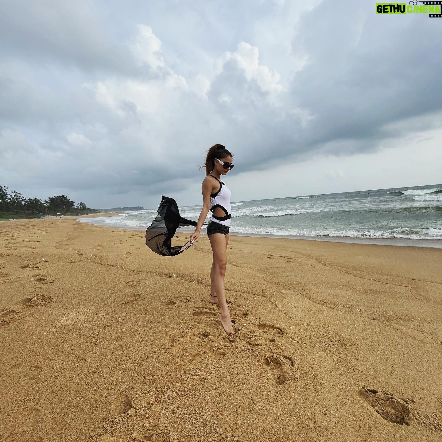 Sara Khan Instagram - There is no need to have it all Just make the best of WHAT YOU HAVE 🖤🦋🤍🖤🦋🤍 #ssarakhan #wanderer #sea #sand #sky #peace #beach #love #happiness