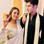 Sara Khan Instagram - Eid Mubarak 🌙 wardrobe courtesy : @anubanerjee17 #justsiblingthings #eid #eidcelebrations #family #instagood #ethnic #sarakhan #siddharthsharma