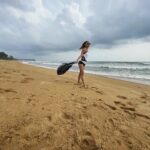 Sara Khan Instagram – There is no need to have it all 
Just make the best of WHAT YOU HAVE 🖤🦋🤍🖤🦋🤍
#ssarakhan #wanderer #sea #sand #sky #peace #beach #love #happiness