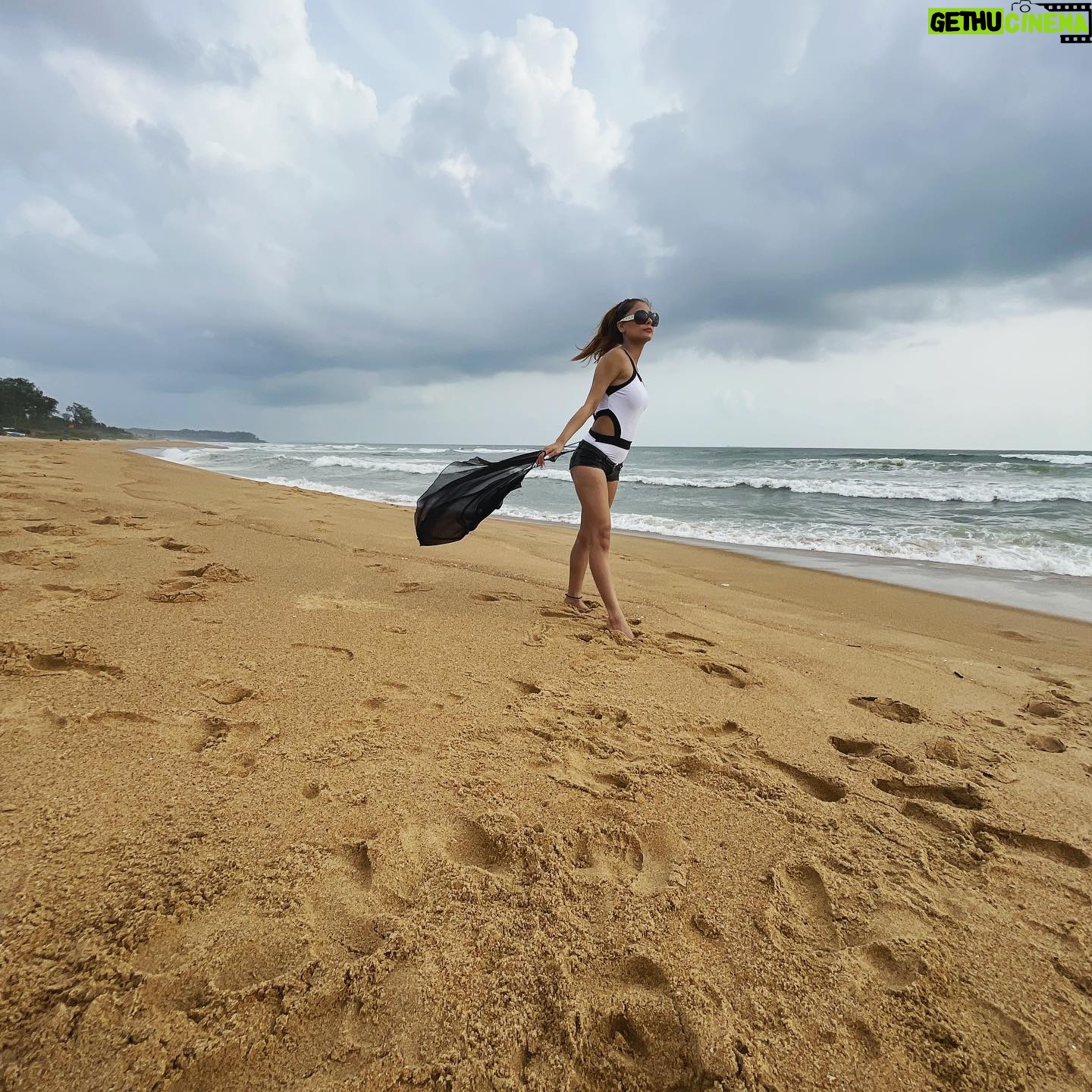 Sara Khan Instagram - There is no need to have it all Just make the best of WHAT YOU HAVE 🖤🦋🤍🖤🦋🤍 #ssarakhan #wanderer #sea #sand #sky #peace #beach #love #happiness