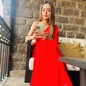 Sara Khan Instagram - ❤️
#ssarakhan 
Styled by @shivamkotsav