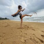 Sara Khan Instagram – There is no need to have it all 
Just make the best of WHAT YOU HAVE 🖤🦋🤍🖤🦋🤍
#ssarakhan #wanderer #sea #sand #sky #peace #beach #love #happiness