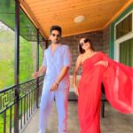 Sara Khan Instagram - Fun time in between the shots #bts #reelingit #feelingit #fun #sarakhan #ankitbathla #crazyfriends
