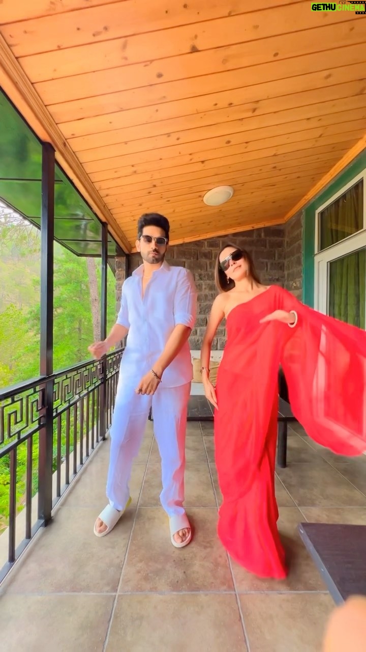 Sara Khan Instagram - Fun time in between the shots #bts #reelingit #feelingit #fun #sarakhan #ankitbathla #crazyfriends