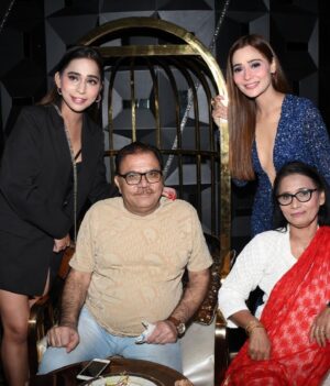 Sara Khan Instagram - Some clicks from my birthday bash 🎊
Wearing - @officialsaishashinde ❤️
Thank you saisha for this wonderful outfit ❤️
#birthdayeve #sarakhan