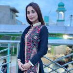 Sara Khan Instagram – Hello ❤️
Thank u @asiyakhankazmi for this beautiful dress 
And thank u @rahatkazmi for this click 😛
#ssarakhan #happy #bliss #happiness