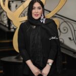 Sara Monjezi Instagram - غزل شماره ۱ الا يا ايها الساقی ادر کاسا و ناولها که عشق آسان نمود اول ولی افتاد مشکل‌ها به بوی نافه‌ای کاخر صبا زان طره بگشايد ز تاب جعد مشکينش چه خون افتاد در دل‌ها مرا در منزل جانان چه امن عيش چون هر دم جرس فرياد می‌دارد که بربنديد محمل‌ها به می سجاده رنگين کن گرت پير مغان گويد که سالک بی‌خبر نبود ز راه و رسم منزل‌ها شب تاريک و بيم موج و گردابی چنين هايل کجا دانند حال ما سبکباران ساحل‌ها همه کارم ز خود کامی به بدنامی کشيد آخر نهان کی ماند آن رازی کز او سازند محفل‌ها حضوری گر همی‌خواهی از او غايب مشو حافظ @azarmemarian_official @omidmoallem @sara_a_mrdi @dr_farzane_zeinolabedin @ellllsha @rohambabaei