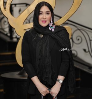 Sara Monjezi Instagram - غزل شماره ۱

الا يا ايها الساقی ادر کاسا و ناولها
که عشق آسان نمود اول ولی افتاد مشکل‌ها

به بوی نافه‌ای کاخر صبا زان طره بگشايد
ز تاب جعد مشکينش چه خون افتاد در دل‌ها

مرا در منزل جانان چه امن عيش چون هر دم
جرس فرياد می‌دارد که بربنديد محمل‌ها

به می سجاده رنگين کن گرت پير مغان گويد
که سالک بی‌خبر نبود ز راه و رسم منزل‌ها

شب تاريک و بيم موج و گردابی چنين هايل
کجا دانند حال ما سبکباران ساحل‌ها

همه کارم ز خود کامی به بدنامی کشيد آخر
نهان کی ماند آن رازی کز او سازند محفل‌ها

حضوری گر همی‌خواهی از او غايب مشو حافظ
@azarmemarian_official @omidmoallem @sara_a_mrdi @dr_farzane_zeinolabedin @ellllsha  @rohambabaei