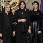 Sara Monjezi Instagram - غزل شماره ۱ الا يا ايها الساقی ادر کاسا و ناولها که عشق آسان نمود اول ولی افتاد مشکل‌ها به بوی نافه‌ای کاخر صبا زان طره بگشايد ز تاب جعد مشکينش چه خون افتاد در دل‌ها مرا در منزل جانان چه امن عيش چون هر دم جرس فرياد می‌دارد که بربنديد محمل‌ها به می سجاده رنگين کن گرت پير مغان گويد که سالک بی‌خبر نبود ز راه و رسم منزل‌ها شب تاريک و بيم موج و گردابی چنين هايل کجا دانند حال ما سبکباران ساحل‌ها همه کارم ز خود کامی به بدنامی کشيد آخر نهان کی ماند آن رازی کز او سازند محفل‌ها حضوری گر همی‌خواهی از او غايب مشو حافظ @azarmemarian_official @omidmoallem @sara_a_mrdi @dr_farzane_zeinolabedin @ellllsha @rohambabaei