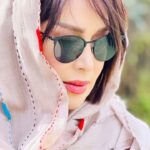 Sara Monjezi Instagram - من اشتیاق دارم به زندگی، به دوست داشتن‌های عمیق، به دیوانگی‌های مدام، به عشق... من اشتیاق دارم به مسیرهای نرفته، به مقصدهای بعید، به هر آن‌چیزی که دیگران از آن دست کشیده‌اند، به آن فکر نکرده‌، یا دست‌نیافتنی و محال پنداشته‌اند. من اشتیاق دارم به بودن، به دوام آوردن، به لبخند زدن در نهایتِ دشواری.