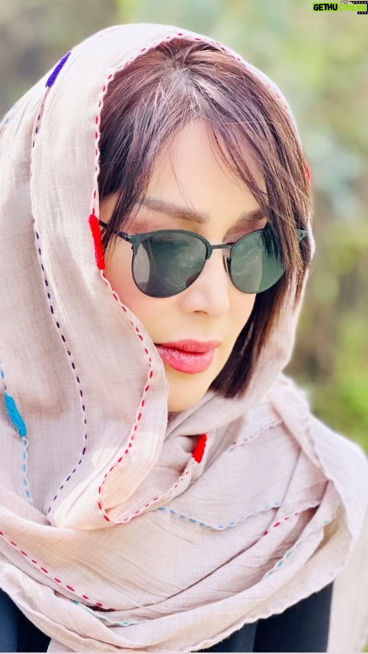Sara Monjezi Instagram - من اشتیاق دارم به زندگی، به دوست داشتنهای عمیق، به دیوانگیهای مدام، به عشق... من اشتیاق دارم به مسیرهای نرفته، به مقصدهای بعید، به هر آنچیزی که دیگران از آن دست کشیدهاند، به آن فکر نکرده، یا دستنیافتنی و محال پنداشتهاند. من اشتیاق دارم به بودن، به دوام آوردن، به لبخند زدن در نهایتِ دشواری.