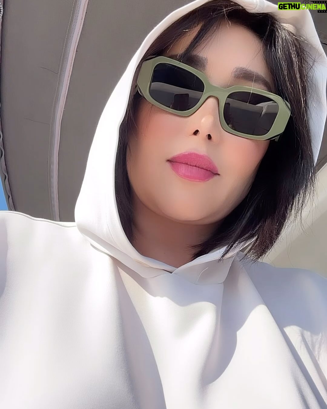 Sara Monjezi Instagram - زندگی با تمام؛ خاطرات ،رنج ها،اشک ها،لبخندها،بودن ها و رفتن ها،عشق ها و نفرت ها …یک فرصت کوتاهه،خیلی کوتاه،برای ؛بالیدن، تجربه کردن،یاد گرفتن،بخشیدن،گذاشتن و رفتن!☘️ .هر کجای این فرصت کوتاه که هستیم،یادمون باشه هیچ فرصتی تاکید میکنم هیچ فرصتی دو بار تکرار نمیشه،پس مهم باشه برامون با کی؟کجا؟برای چی؟ این فرصت کوتاه و زیست میکنیم. #جنوب #دریا #کیش