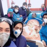 Sara Monjezi Instagram - در این یکی دو هفته اخیر که حسابی درگیر کرونای پدرم شدم (که البته همچنان ادامه) و البته با رفت و آمدهای متعددی که به بیمارستان داشتم (البته ضمن رعایت پروتکل ها)😷 و لحظات سخت و بعضا چالشی که تجربه کردم و با صحنه های ناراحت کننده ای مواجه شدم😣؛ مثلا کساییکه کرونا گرفتن با حال نزار (حالا رعایت کردن یا نکردن) برای بستری شدن میومدن ولی دیگه جا نبود و کادر درمان واقعا مستاصل میشدن، کساییکه رو تختای بیمارستان بودن چه با هوش چه بیهوش و ریه هاشون حسابی درگیر بود و یسریاشون خودشونو کلی باخته بودن و تنها انتظار یه ذره امید و پیگیری خانواده هاشونو داشتن. خلاصه که درسته شرایط سختیه، حداقل الان میتونم بگم راجع به یکی از عزیزترین کسانم تجربش کردم، اما میخوام بگم حداقل کاری که ما میتونیم بکنیم اینه که بهشون روحیه بدیم 🌈 خودشونو نبازن و به کادر درمان در کنار روند بهبود جسمی به روند بهبود روحی بیمارامون و حتی روحیه دادن به خود اونها (کادر درمان) برای انجام بهتر وظایفشون کمک کنیم تا اونا هم بتونن به بیماران ما روحیه بدن💪🏻 وقتی هم یه بیماری، بیماری همه گیره حداقل کاری که میشه کرد اینه که رعایت کنیم تا بقیه رو به دردسر نندازیم و اوضاع فعلی رو از اینی که هست سخت تر نکنیم. لطفا مراعات همو بکنیم🙏🏻در انتها هم از دوستان عزیزم که نگرانی خودشونو ابراز کردن و بهم امید دادن و دکتر ؟ که کمک کردن تشکر میکنم و آرزوی سلامتی برای همه دارم🌟🌸🙏🏻🌸🌟 @drhashemian_icu #کرونا #خدا#پدر#عشق#رفیق#شکرگزاری