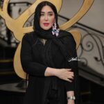 Sara Monjezi Instagram - غزل شماره ۱ الا يا ايها الساقی ادر کاسا و ناولها که عشق آسان نمود اول ولی افتاد مشکل‌ها به بوی نافه‌ای کاخر صبا زان طره بگشايد ز تاب جعد مشکينش چه خون افتاد در دل‌ها مرا در منزل جانان چه امن عيش چون هر دم جرس فرياد می‌دارد که بربنديد محمل‌ها به می سجاده رنگين کن گرت پير مغان گويد که سالک بی‌خبر نبود ز راه و رسم منزل‌ها شب تاريک و بيم موج و گردابی چنين هايل کجا دانند حال ما سبکباران ساحل‌ها همه کارم ز خود کامی به بدنامی کشيد آخر نهان کی ماند آن رازی کز او سازند محفل‌ها حضوری گر همی‌خواهی از او غايب مشو حافظ @azarmemarian_official @omidmoallem @sara_a_mrdi @dr_farzane_zeinolabedin @ellllsha @rohambabaei