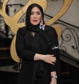 Sara Monjezi Instagram - غزل شماره ۱

الا يا ايها الساقی ادر کاسا و ناولها
که عشق آسان نمود اول ولی افتاد مشکل‌ها

به بوی نافه‌ای کاخر صبا زان طره بگشايد
ز تاب جعد مشکينش چه خون افتاد در دل‌ها

مرا در منزل جانان چه امن عيش چون هر دم
جرس فرياد می‌دارد که بربنديد محمل‌ها

به می سجاده رنگين کن گرت پير مغان گويد
که سالک بی‌خبر نبود ز راه و رسم منزل‌ها

شب تاريک و بيم موج و گردابی چنين هايل
کجا دانند حال ما سبکباران ساحل‌ها

همه کارم ز خود کامی به بدنامی کشيد آخر
نهان کی ماند آن رازی کز او سازند محفل‌ها

حضوری گر همی‌خواهی از او غايب مشو حافظ
@azarmemarian_official @omidmoallem @sara_a_mrdi @dr_farzane_zeinolabedin @ellllsha  @rohambabaei