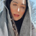 Sara Monjezi Instagram - قدیم‌ها یک کارگر داشتم که خیلی می‌فهمید اسمش جمال بود.‌ از خوزستان کوبیده بود و آمده بود تهران برای کارگری. اوائل ملات سیمان درست می‌کرد و می‌برد وردست اوستا ، جنم داشت.بعد از چهار ماه شد همه‌کارهٔ کارگاه.... حضور و غیاب کارگرها، کنترل انبار، سفارش خرید. همه چیز. قشنگ حرف می‌زد. دایرهٔ لغات وسیعی داشت. تن صداش هم خوب بود، شبیه آلن دلون. اما مهم‌ترین خاصیتش همون بود که گفتم: *قشنگ حرف می‌زد.* یک بار کارگر مُقّنیِ قوچانی‌مون رفت توی یک چاه شش‌متری که خودش کنده بود. بعد خاک آوار شد روی سرش. جمال هم پرید به رئیس کارگاه خبر داد. حتی یادش رفت زنگ بزنه آتش‌نشانی. جمال موبایل رئیس کارگاه رو از روی کمرش کشید و خودش زنگ زد. گفت که: «کارگرمان مانده زیر آوار.» خیلی خوب و خلاصه گفت. تهش هم گفت: «مقنی‌مان دو تا دختر دارد. خودش هم شناسنامه ندارد. اگر بمیرد دست یتیم‌هایش به هیچ جا بند نیست.» بعد جمال رفت سر چاه تا کمک کنه برای پس‌زدن خاک‌ها. خاک که نبود! گِل رس بود و برف یخ‌زدهٔ چهار روز مونده. تا آتش‌نشانی برسه، رسیده بودن به سر مقنی. دقیقاً زیر چونش.هنوز زنده بود.... آتش‌نشان‌ها گفتن چهار ساعت طول می‌کشه تا برسند به مچ پاش و بکشندش بیرون. چهار ساعت برای چاهی که مقنی دوساعته و یک‌نفره کنده بودتش!!!!!!بعد هم شروع کردن. همه‌چیز فراهم بود: آتش‌نشان بود. پرستار بود. چای گرم بود. رئیس‌کارگاه هم بود. *فقط امید نبود.* مقنی سردش بود و ناامید. جمال رفت روی برفها کنارش خوابید و شروع کرد خیلی قشنگ و آلن دلونی براش حرف زد. حرف که نمی‌زد لاکردار داشت براش نقاشی می‌کرد. می‌خواست آسمون ابریِ زمستون دم غروب رو آفتابی کنه و رنگش کنه. می‌خواست امید بده. همه می‌دونستن خاک رس و برف چهارروزه چقدر سرده. مخصوصاً اگر قرار باشه چهار ساعت لای اون باشی. دو تا دختر فسقلی هم توی قوچان داشته باشی، بی‌شناسنامه. اما جمال کارش رو خوب بلد بود. خوب میدونست کلمات، منبع بی نهایت بزرگ انرژی و امیدن، اگر درست مصرفشون کنی. چهار ساعت تمام موند کنار مقنی و ریزریز دنیای خاکستری و واقعیِ دوروبرش رو براش رنگ کرد..... امید رو به او تزریق کرد زیر پوستش چهار ساعت تموم....مقنی زنده موند.... که همه گفتن به‌ همت جمال زنده موند..... *آدما همه توی زندگیشون* *یک جمال می‌خوان برای خودشون.* زندگی از ازل تا ابد خاکستری بوده و هست. فقط این وسط یکی باید باشه که به‌ دروغ هم که شده، رنگ بپاشه روی این‌ همه ابرهای خاکستری......